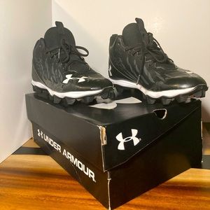 Under Armor 7.5 black and white baseball cleats